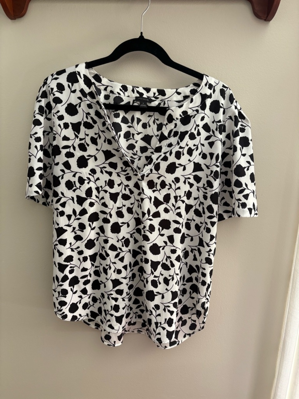Ann Taylor Black and White Floral V-Neck Short Sleeve Top